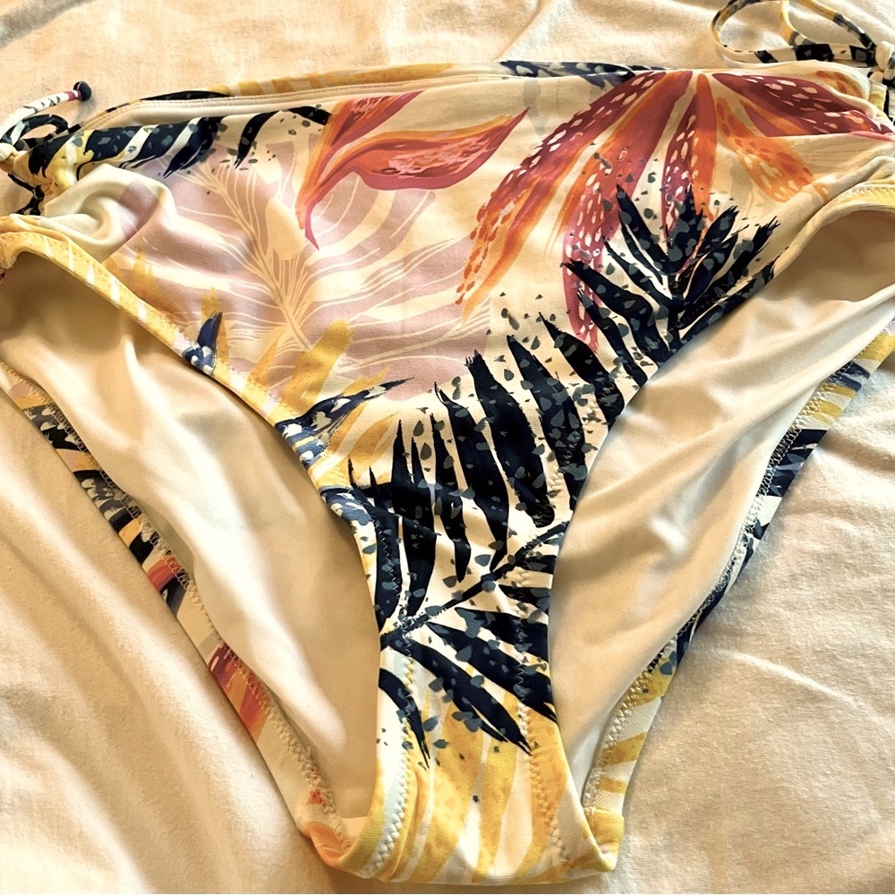 NWOT- CALIA Carrie Underwood Womens Mid Rise Ruched Side Swim Bottom size M